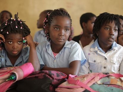 La administración de la vacuna contra el papiloma humano se hará en los colegios. En la imagen, un grupo de niñas en una escuela de Mozambique.