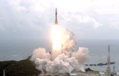 Imagen distribuida por la Agencia de Exploración Areoespacial japonesa que muestra el lanzamiento exitoso de un satélite inteligente. EFE/Archivo