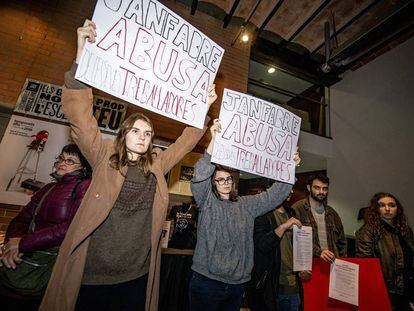 Algunos de la quincena de manifestantes que protestaron en Salt.