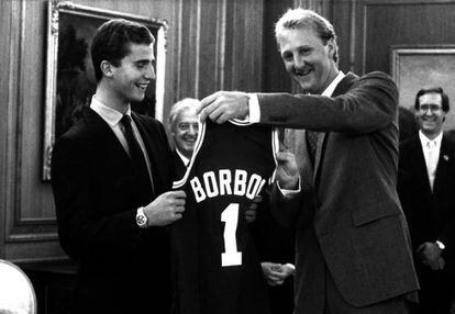 20 de octubre de 1988. Don Felipe recibe de manos del exjugador y exentrenador Larry Bird una camiseta de los 'Celtics Boston' con su apellido. El equipo de baloncesto se encontraba en Madrid para participar en el Open McDonald's de baloncesto.