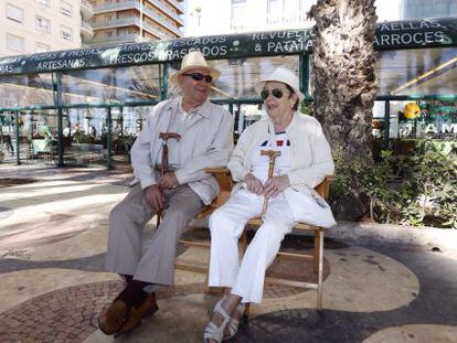 Unos jubilados en la Explanada de Alicante.