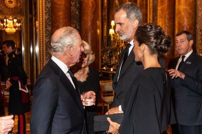 Otro momento de la conversación entre los nuevos monarcas británicos y los reyes españoles, durante la recepción de este 18 de septiembre para los invitados a los funerales de Isabel II, fallecida a los 96 años.