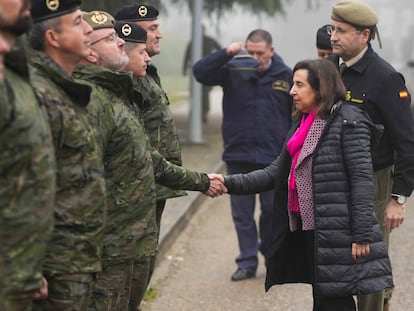 La ministra de Defensa, Margarita Robles, durante su visita el 4 de enero a la base de Cerro Muriano, donde participó en el homenaje a los dos soldados fallecidos el pasado día 21 de diciembre durante unas maniobras.