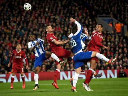 Lovren despeja el bal&oacute;n de cabeza.