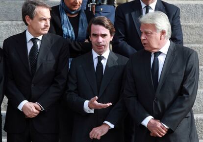 Los expresidentes del Gobierno, José Luis Rodríguez Zapatero (a la izquierda), José María Aznar (en el centro) y Felipe González (a la derecha), en la capilla ardiente de Adolfo Suárez. Sobre los expresidentes González dijo una vez que eran como jarrones chinos: "No se retiran del mobiliario porque se supone que son valiosos pero están todo el rato estorbando".