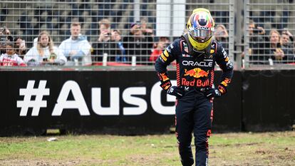 Checo Pérez, piloto de Red Bull, se lamenta tras el Gran Premio de Australia.