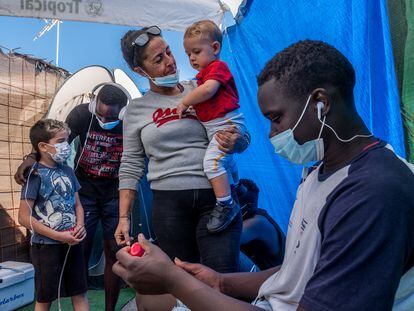 Alicia Trujillo, vecina de Arguineguín, ha amadrinado a cuatro senegaleses llegados en patera.