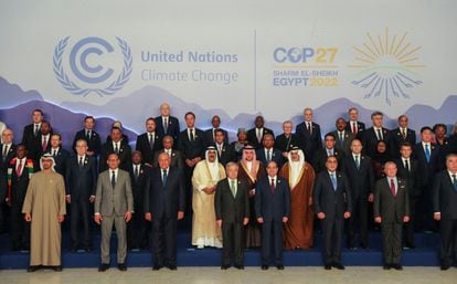 Foto de familia de los 125 jefes de Estado y Gobierno que han acudido a la COP27. En esta cumbre tendrá un lugar destacado la cuestión de las pérdidas y daños, los fuertes impactos económicos debido al calentamiento actual y futuro, como los que provocan los fenómenos meteorológicos extremos o las islas que desaparecerán con el aumento del nivel del mar. 