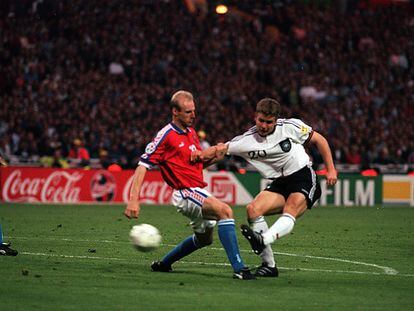 El alemán Oliver Bierhoff marca el gol de oro en la final de 1996 contra la República Checa en Wembley.