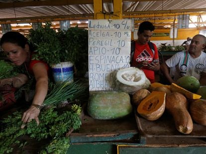 Un negocio de fruta en un mercado en La Habana, Cuba.
