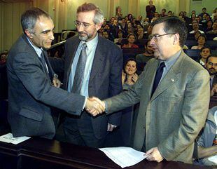Josep Lluís Barona felicita a Francisco Tomás, ante el rector saliente, Pedro Ruiz, tras conocer el resultado.