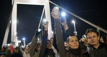 Miles de manifestantes protestan en Budapest por la tasa de Internet. 