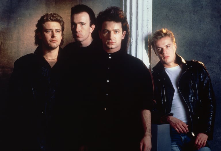 Adam Clayton, The Edge, Bono y Larry Mullen, Jr, o sea, U2, en un retrato en los inicios de su carrera.