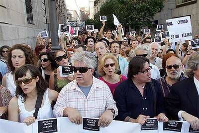 Aitana Sánchez-Gijón, Pedro Almodóvar, Marisa Paredes y el coreógrafo José Antonio, en la cabeza de la manifestación.