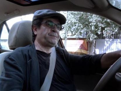 Jafar Panahi, al volante en su pel&iacute;cula.