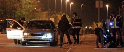 Agentes de policía inspeccionaban el pasado miércoles el Renault Laguna en cuyo interior se encontraba el cadáver de Óscar Fernández Garrido.