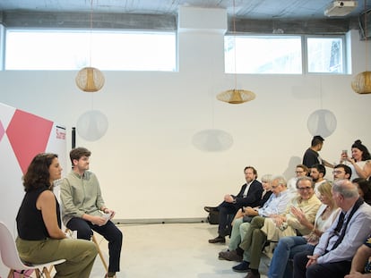 Los portavoces Carlos Corrochano y Paula Moreno durante la rueda de prensa de Sumar este jueves a la que ha asistido el ministro de Universidades, Joan Subirats, en primera fila.