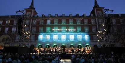 Concierto de la Orquesta de la Comunidad de Madrid en la plaza Mayor.