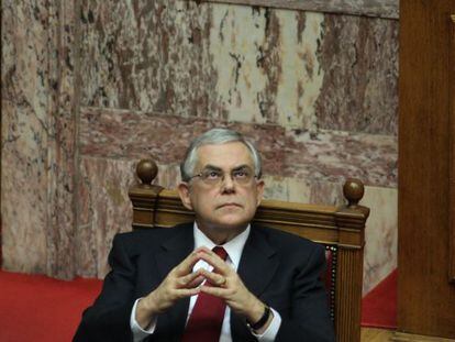 El primer ministro griego, Lukas Papademos, hoy antes de su discurso en el Parlamento