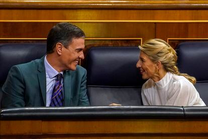 El presidente del Gobierno, Pedro Sánchez, habla con la vicepresidenta segunda y ministra de trabajo, Yolanda Díaz, en el Congreso de los Diputados.