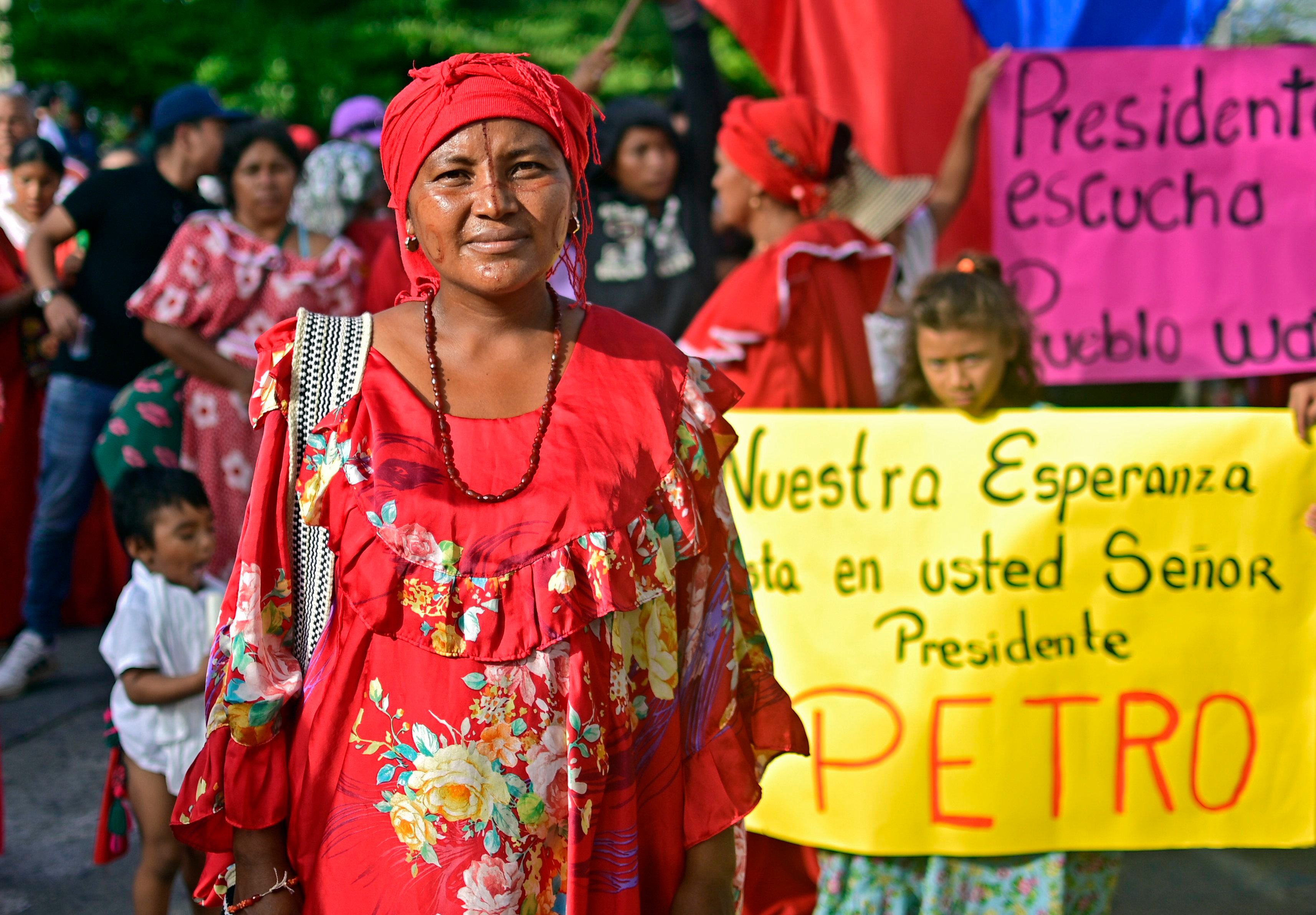 Indígenas wayuu se manifiestan a favor del gobierno de Petro en Riohacha (Colombia), el 26 de junio.