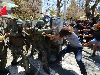 Manifestantes chocan con la policía durante una protesta frente al Congreso luego de la muerte de miembros de comunidades indígenas en enfrentamientos en el sur del país.