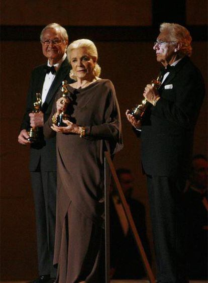 De izquierda a derecha, el cineasta Roger Corman, la actriz Lauren Bacall y el director de fotografía Gordon Willis, el sábado con sus premios.