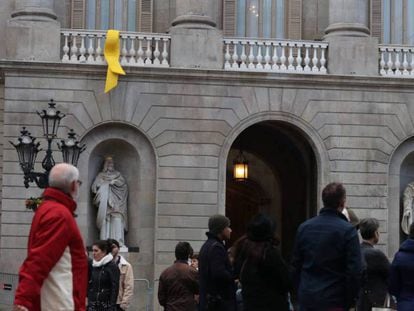 Lazo amarillo en el Ayuntamiento de Barcelona. ATLAS