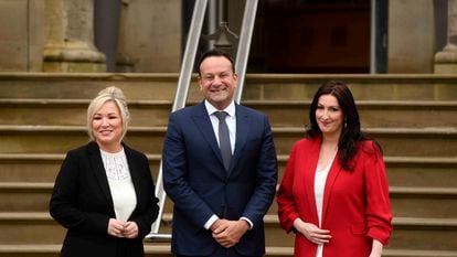 Desde la izquierda, la ministra principal de Irlanda del Norte, Michelle O'Neill; el Taoiseach (jefe de Gobierno) de la República de Irlanda, Leo Varadkar, y la viceministra principal norirlandesa, la unionista Emma Little-Pengelly, el lunes en la Asamblea de Stormont, en Belfast.