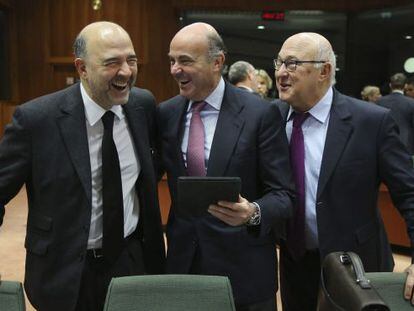 Desde la izquierda: El comisario europeo de Asuntos Econ&oacute;micos, Pierre Moscovici, con el ministro de Econom&iacute;a, Luis de Guindos (c), y su hom&oacute;logo franc&eacute;s, Michel Sapin
