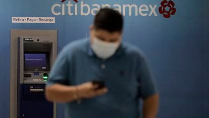 Una persona frente a un cajero automático del banco CitiBanamex en Ciudad de México.