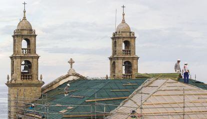 Obras de reparación de la cubierta del santuario.