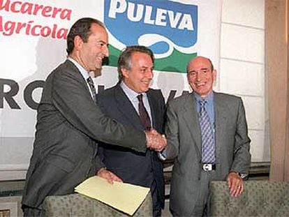 Mesonero Romanos, Javier Tallada y Fernández Norniella sellan la fusión de Ebro y Puleva, en el año 2000.