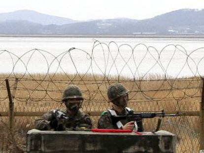 Soldados surcoreanos vigilan tras una barricada cerca del r&iacute;o Imjin cerca de la Zona Desmilitarizada en Paju frente a Corea del Norte. 