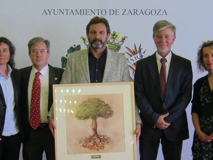 El alcalde de Zaragoza, Pedro Santisteve (segundo por la derecha), en un acto municipal.