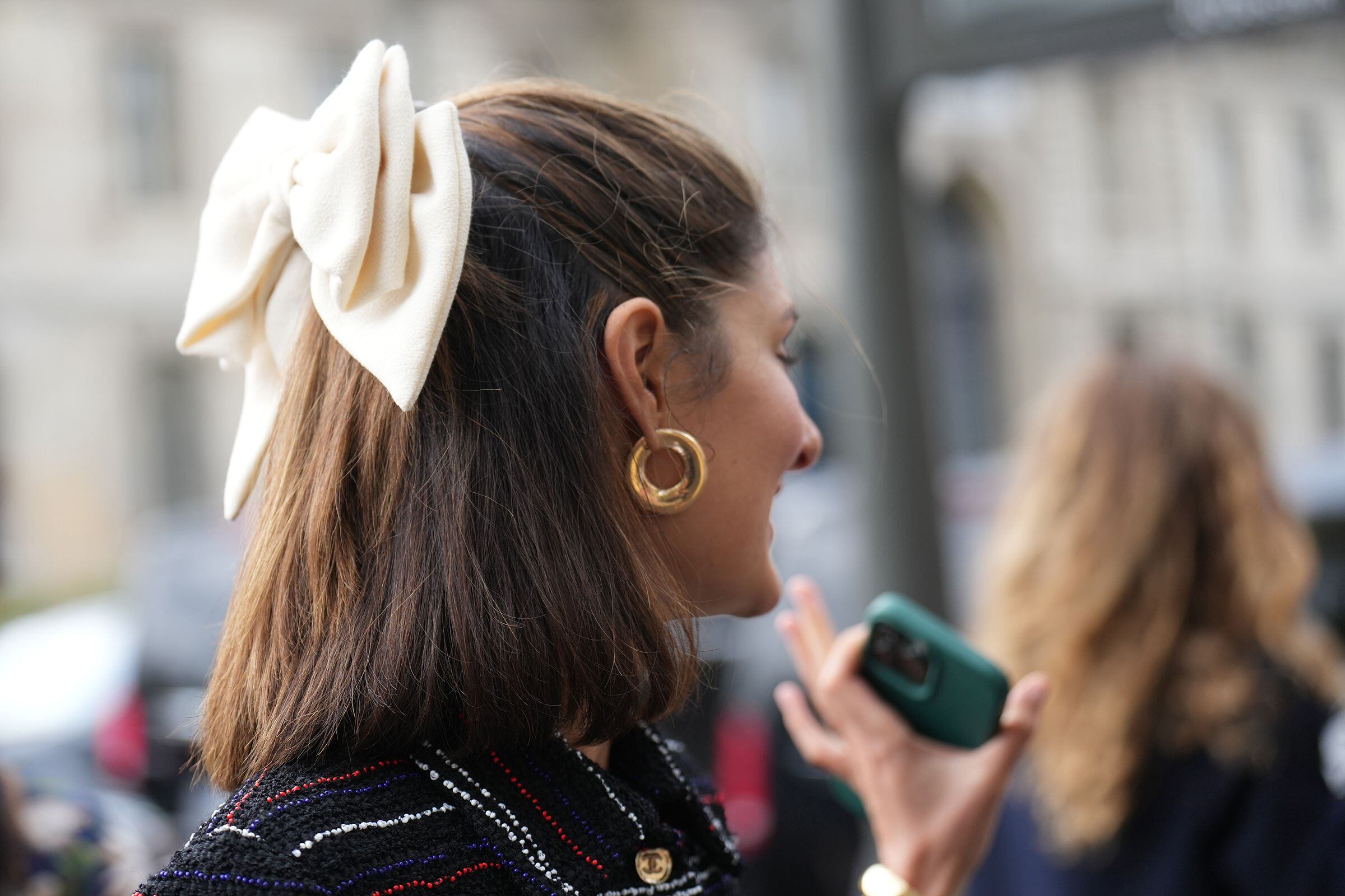 Un lazo XL visto entre las invitadas a la semana de la moda de París el pasado mes de octubre.