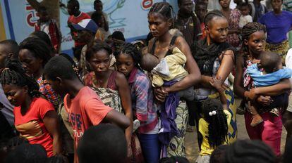 Ciudadanos de Kinshasa aguardan para recibir la vacuna contra la fiebre amarilla el 21 de julio.