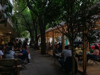 Decenas de personas pasan la tarde en una terraza que ocupa los espacios que antes eran plazas de aparcamientos en la Roma Norte, Ciudad de México, este abril.
