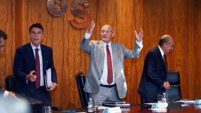 El presidente del Banco Sabadell, Josep Oliu (en el centro), con el consejero delegado, Jaume Guardiola (izquierda) y el secretario Miquel Roca 