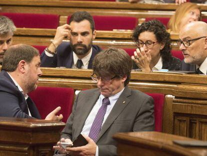 Puigdemont, Junqueras y otros diputados hoy en el Parlament.