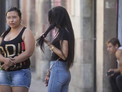 Dues prostitutes al carrer de Robador.