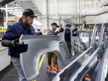 Trabajadores en una fábrica de coches eléctricos en Illinois (EE UU), el pasado 11 de abril.