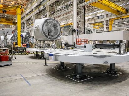 Interior de una fábrica de aerogeneradores de Siemens Gamesa, en Cuxhaven (Alemania).