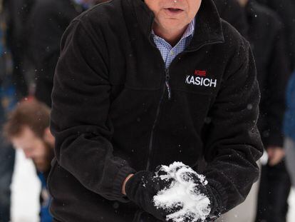 El gobernador de Ohio John Kasich, tras lun mitin el viernes en Hollis (New Hampshire).