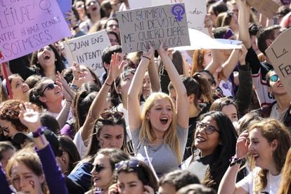 En Barcelona unos 13.000 estudiantes, según la Guardia Urbana, se concentraron contra la violencia machista y el patriarcado.