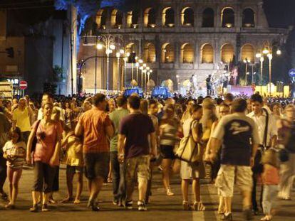 Las calles aledañas al Coliseo romano, rebosantes de peatones el sábado por la noche.