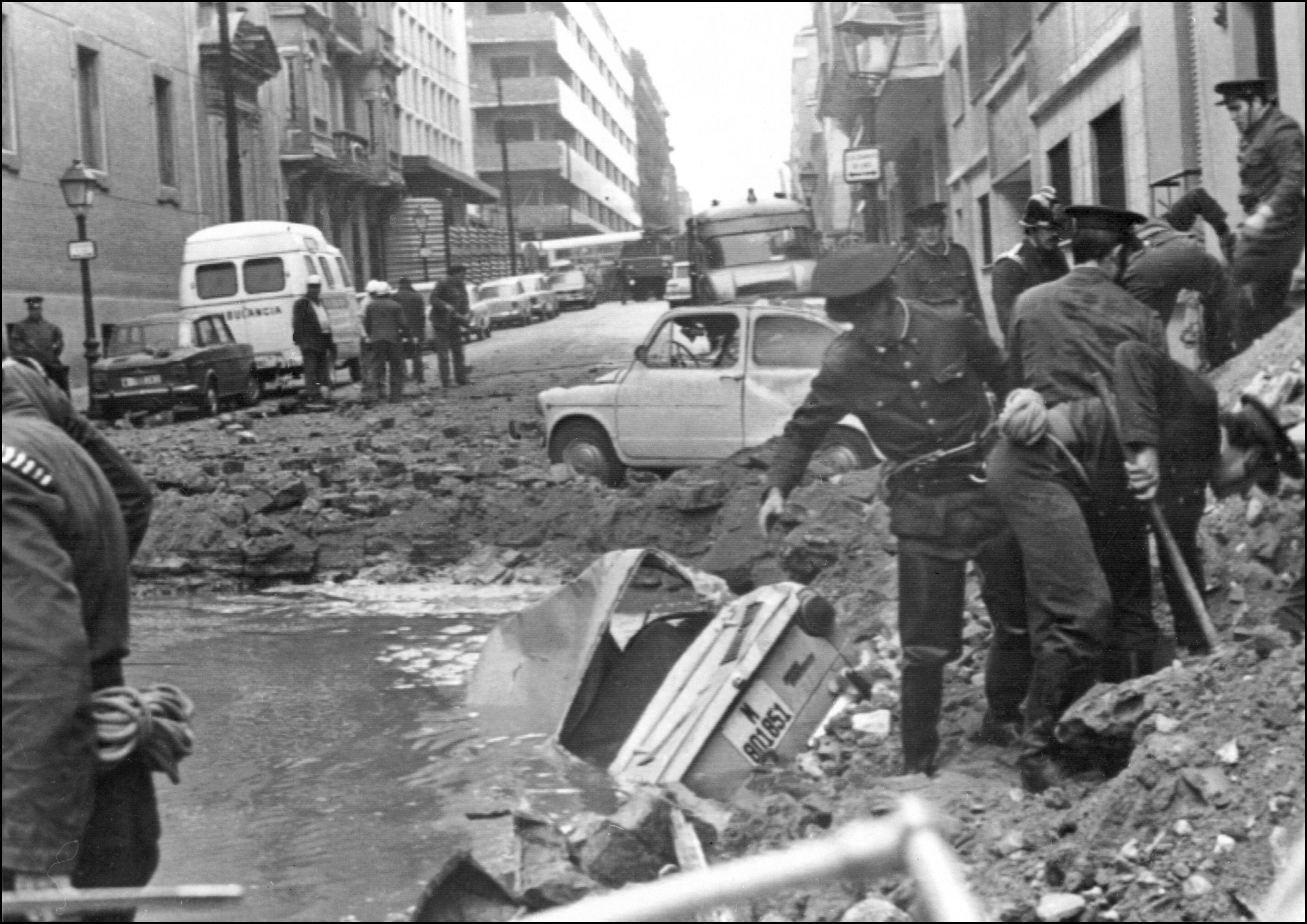 Policías buscan entre los daños causados ​​por un atentado con bomba, el 20 de diciembre de 1973, en el que ha muerto el primer ministro Luis Carrero Blanco. 