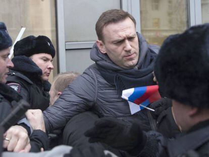 La policía rusa detiene al opositor Alexéi Navalni.