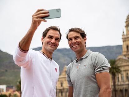 Federer y Nadal se fotografían durante la promoción de un evento benéfico en Ciudad del Cabo, hace dos años.