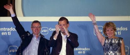 Alberto Ruiz-Gallardón, Mariano Rajoy y Esperanza Aguirre celebran la victoria en el balcón de la sede del PP en la calle Génova.